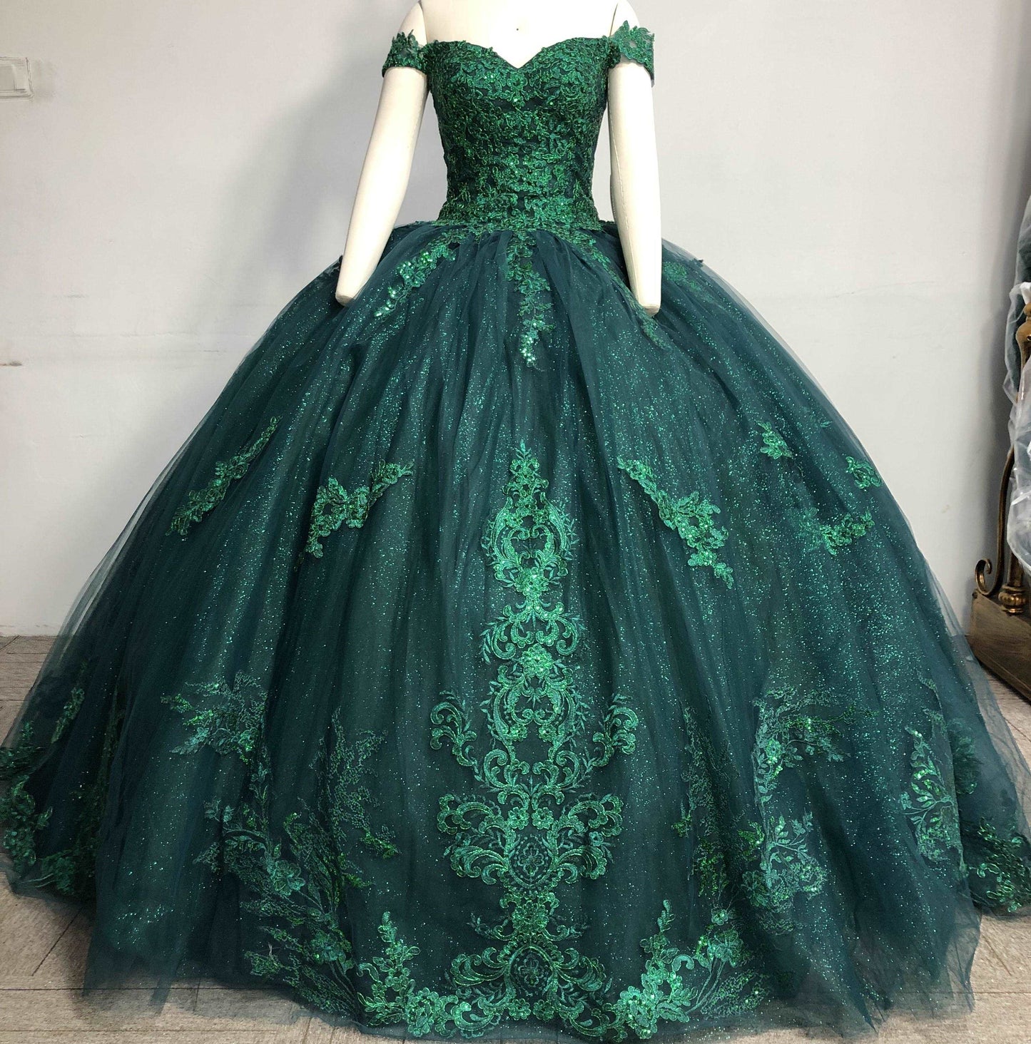 (LIVE 28) Fine gowns, 3D embroidery, weave dreamy tales.