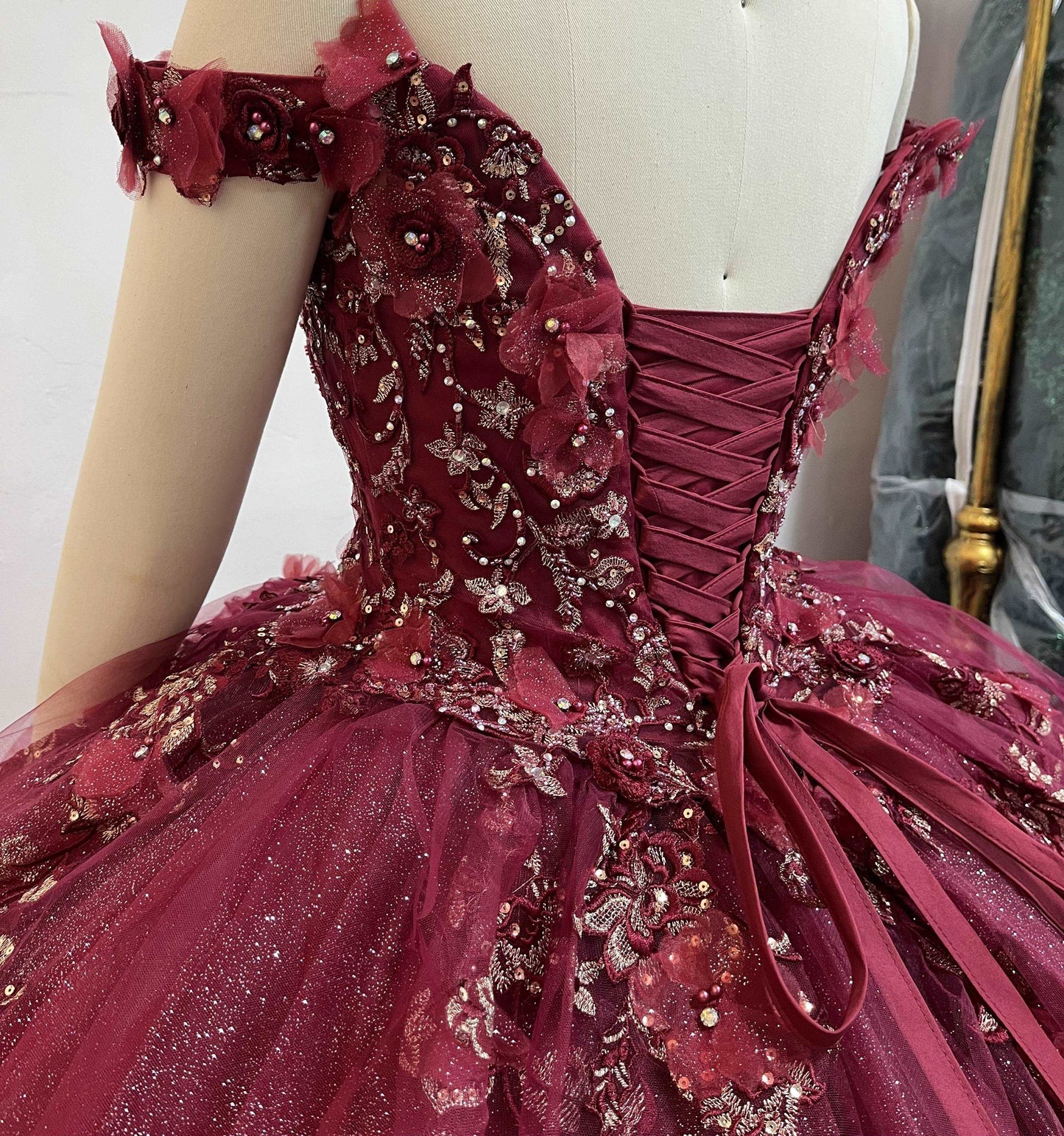 (LIVE 14) Gowns on, mermaid style, fashionable presence.