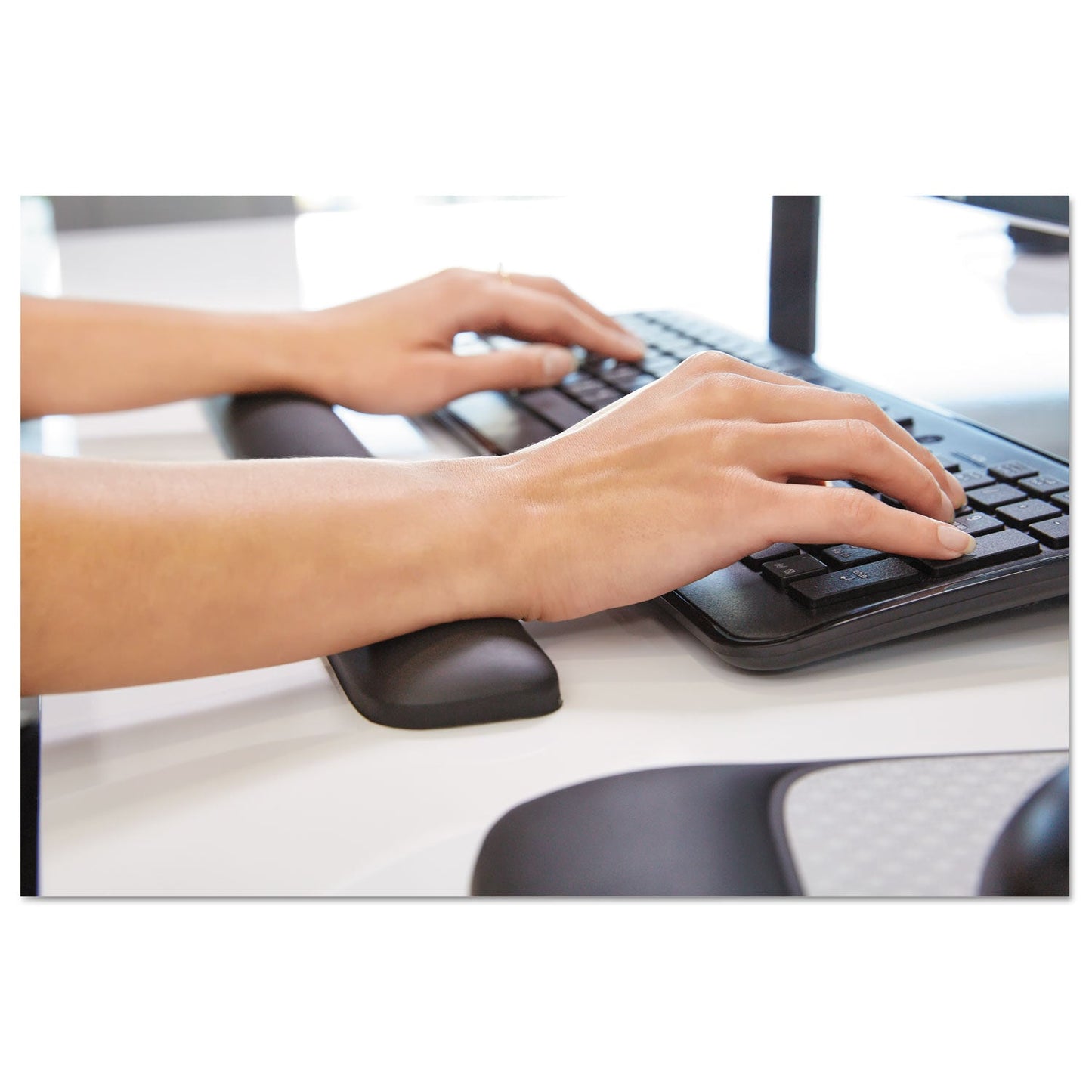 3M Gel Wrist Rest for Keyboards, 19 x 2, Black