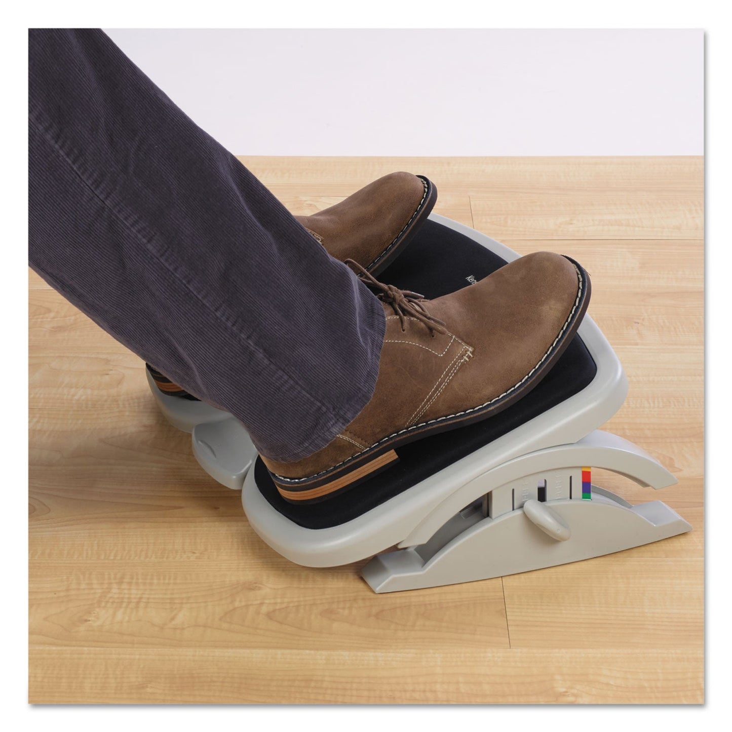 Kensington SoleMate Comfort Footrest with SmartFit System, 21.5w x 14d x 3.5 to 5h, Gray/Black