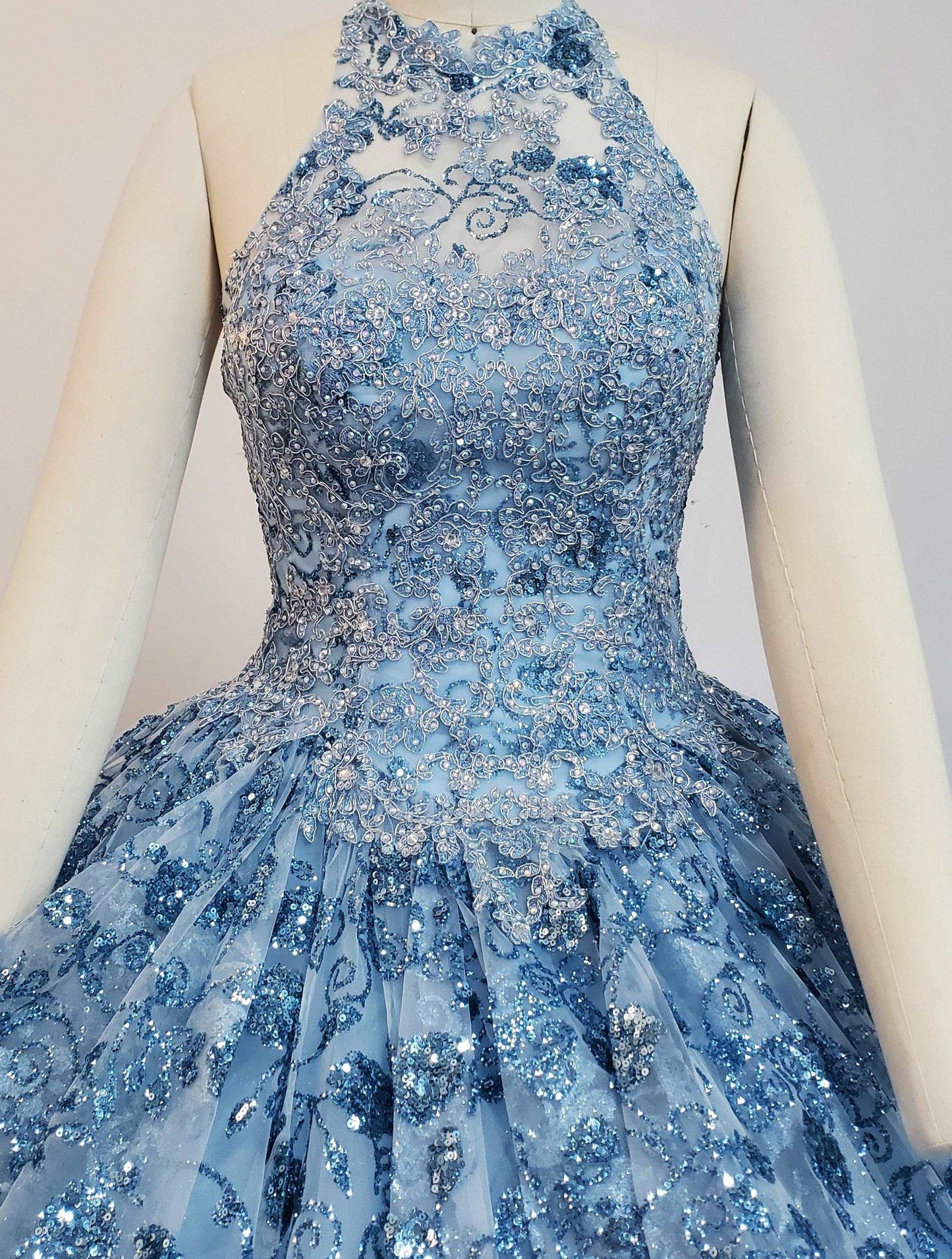 (LIVE 16) Gowns on, mermaid style, fashionable presence.