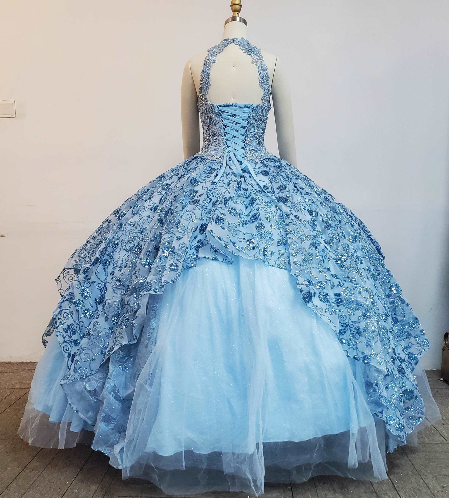 (LIVE 16) Gowns on, mermaid style, fashionable presence.